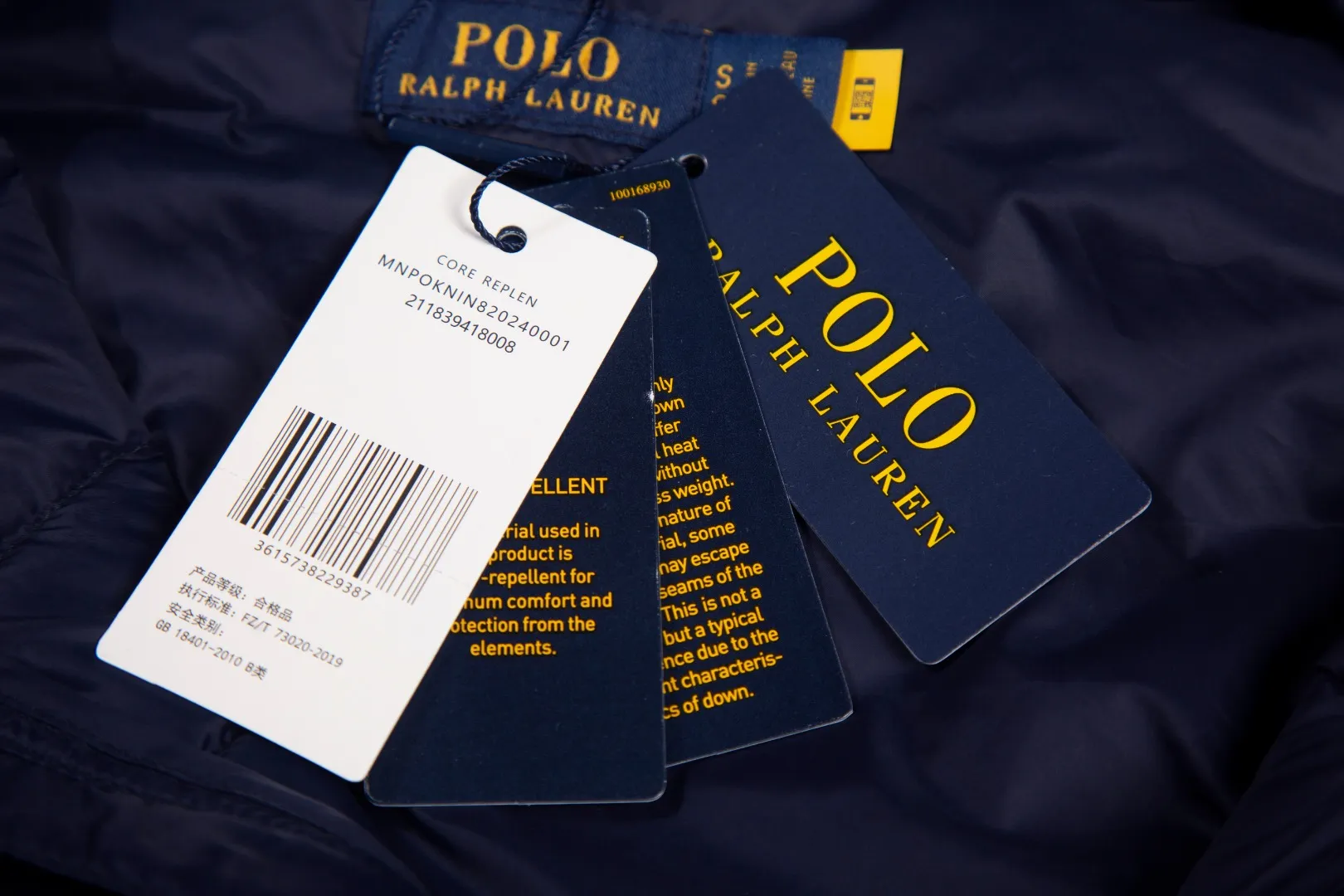 P560 White background picture [Popular in winter] Style number: 25115# Color: black/navy/grey apricot Size: S-XL - Ralph Lauren/Ralph Lauren 2025FW Winter popular half-covered high-collar hooded lightweight gall-free rib down jacket - the same as the original 400T gall-free nylon on the face Elastic hemming restraint Lightweight technological warmth - corn tooth high-quality resin zippers Large and small partition zippers Single version, single opening - ingenious restoration, full set of customized hardware and accessories, all details processed 100% - RL Ralph Lauren classic light rib down jacket. With the blessing of 25 years of rib fire, it firmly sits in the C position of this autumn and winter wardrobe. It has a light and fluffy touch. There is almost no burden on the upper body. One piece for winter in the south. It can be used as an inner layer in the north. The hood/hem can be flexibly adjusted for tightness. It can be worn for daily commuting or light outdoor scenes while keeping warm. It can also present a smart and lightweight style and texture. Regular fit. Genderless upper body. Highly recommended.